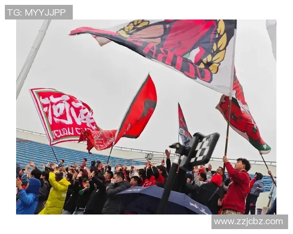 球迷热情涌动亲临现场为足球球星追星留下难忘瞬间 球迷热情涌动亲临现场为足球球星追星留下难忘瞬间