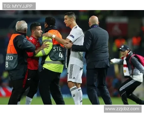 足球球星暖心抱球迷瞬间展现亲民形象,感动瞬间引发粉丝热议 足球球星暖心抱球迷瞬间展现亲民形象,感动瞬间引发粉丝热议